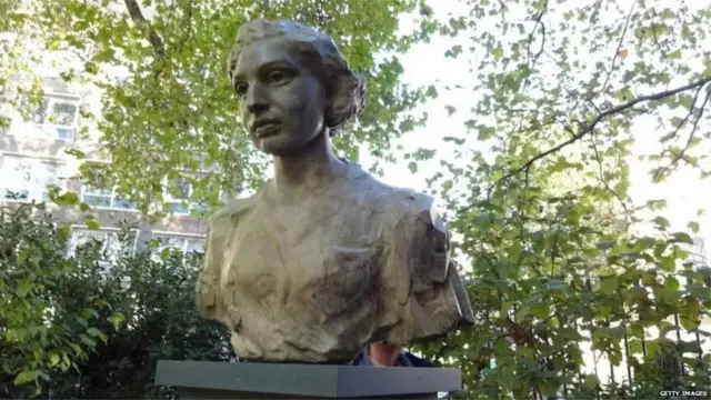 نور عنایت کا مجسمہ