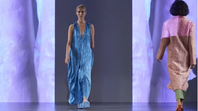 Модель с инвалидностью на показе британского модного дома Teatum Jones