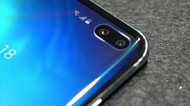 Kamera selfie Samsung S10 'dikelilingi' layar.