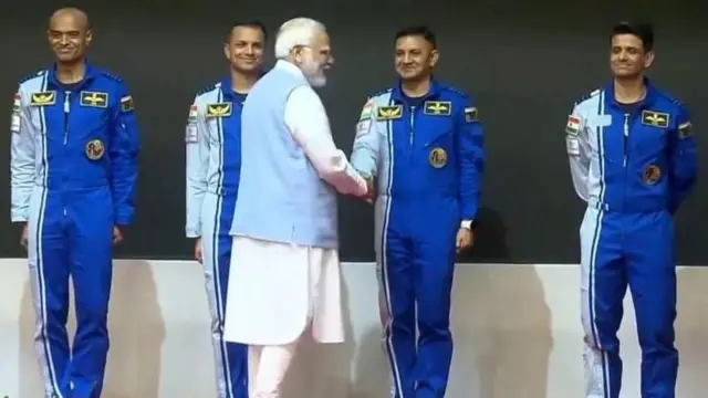 गगनयान मोहिमेअंतर्गत अंतराळात जाणाऱ्या अंतराळवीरांची पंतप्रधान नरेंद्र मोदी यांनी भेट घेतली. शुभांशू अगदी उजवीकडे उभे आहेत. 