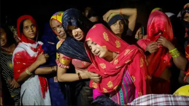 Aworan awọn obinrin ti iṣẹlẹ naa kan ti wọn n sunkun kikoro