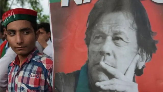 نتایج انتخابات تاکنون حاکی از پیروزی عمران خان، بازیکن سابق کریکت و رهبر حزب تحریک انصار است