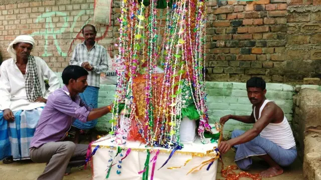 ताज़िया बनाते धर्मेंद्र राजवंशी