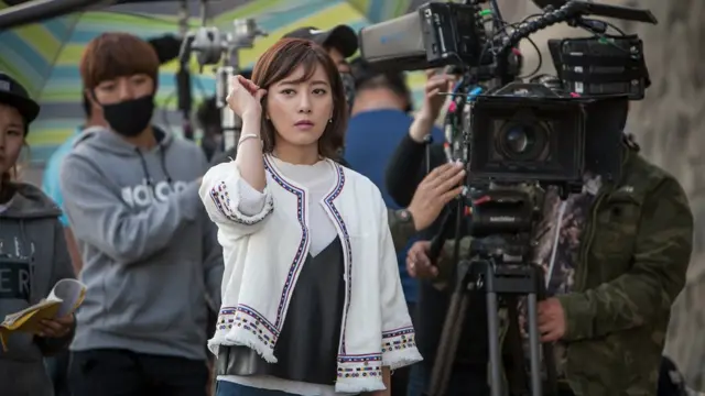 นักแสดงเกาหลีใต้กำลังเข้าฉากในละคร