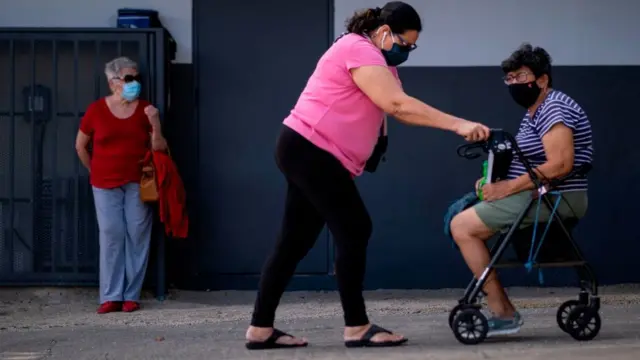 Imagen de varios adultos mayores esperando para ser vacunados