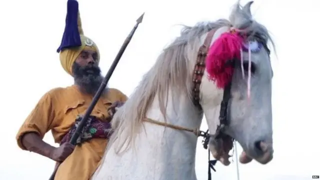 ਘੋੜੇ 'ਤੇ ਸਵਾਰ ਇੱਕ ਨਿਹੰਗ ਸਿੰਘ