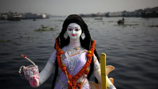 সরস্বতী পূজা শেষে বুড়িগঙ্গায় বিসর্জন দেয়া হচ্ছে, ০২-০২-২০২০।