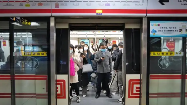 중국 허난성 보건 당국은 주민의 약 90%가 최근 코로나바이러스에 감염됐다고 밝혔다