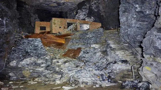 一些马诺德板岩矿里的地下建筑在今天依然存在,在那里可以找到被丟弃的艺术品储存材料。