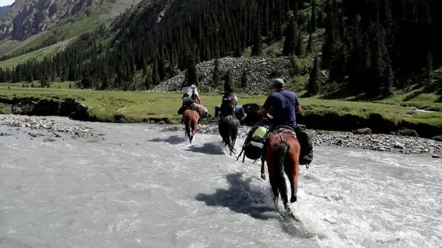 Станцияга чейин унаа менен келип, андан ары ат менен дагы үч сааттык жол жүрдүк.