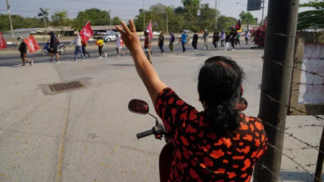 ชาวบ้านชูสามนิ้วให้กำลังใจ