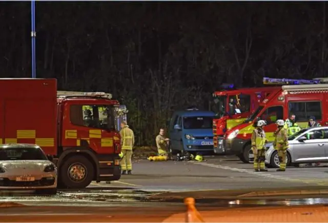 หน่วยกู้ภัยมาถึงบริเวณที่เกิดอุบัติเหตุ