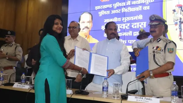 नवनियुक्त सब इंस्पेक्टर को सर्टिफिकेट देते हुए मुख्यमंत्री