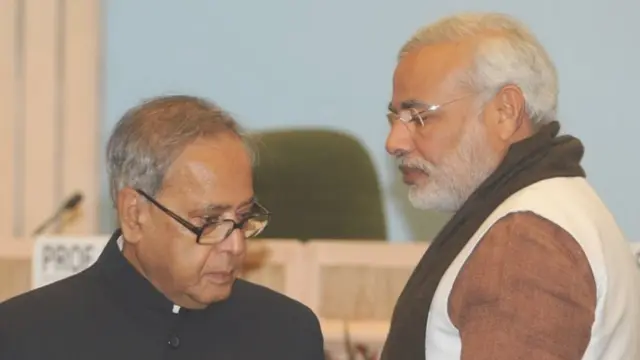 પ્રણવ મુખર્જી તથા મોદીની તસવીર