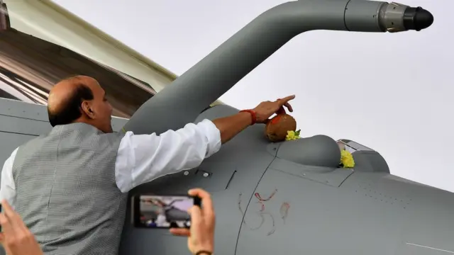 গত বছর ফ্রান্সে গিয়ে রাফাল বিমানের 'পূজা' করে এসেছিলেন ভারতের প্রতিরক্ষামন্ত্রী রাজনাথ সিং