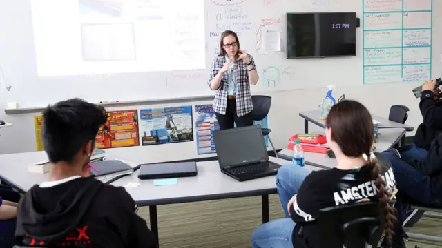 Sara Nović com alunos da Rocky Mountain Deaf School