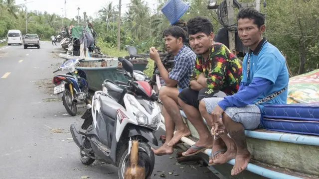 เรือประมงเป็นเครื่องมือทำมาหากินสำคัญของชาวบ้านแหลมตะลุมพุก