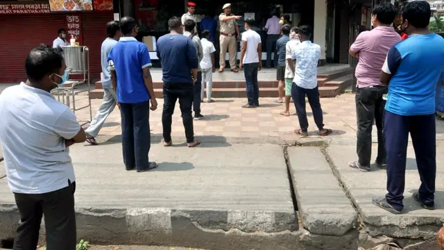 आसाममध्ये सोमवारपासून सकाळी 10 ते संध्याकाळी 5 या काळात मद्यविक्री सुरू करण्याचा निर्णय सरकारने घेतला आहे.