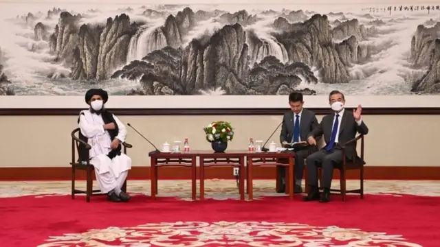 તાલિબાન નેતા ચીનના વિદેશ મંત્રી સાથે