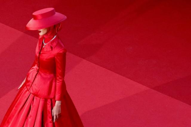 روضة محمد تتصور على السجادة الحمراء أثناء وصولها لعرض فيلم "مارسيلو ميو" في الدورة الـ77 من مهرجان كان السينمائي في فرنسا.