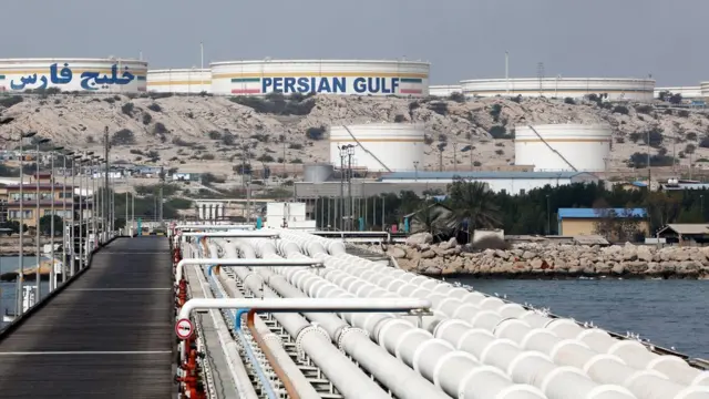 ఖార్క్ ఐలాండ్‌లోని చమురు కేంద్రం