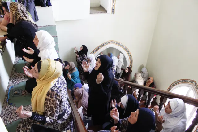 Qadınlar namaz qılır