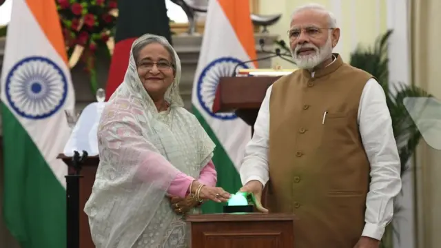 বোতাম টিপে শেখ হাসিনা এবং নরেন্দ্র মোদী তিনটি প্রকল্পের উদ্বোধন করছেন।