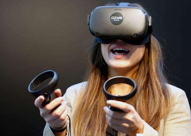 페이스북은 VR 기기 오큘러스 헤드셋을 통해 연결되는 가상 현실에 막대한 투자를 했다