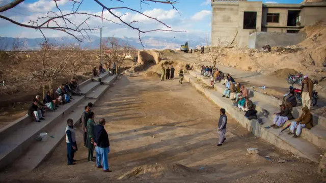 ઢળતી સાંજે ફારસી કવ્વાલીઓ ગાવા માટે એકઠા થયેલા હજારા પુરુષો