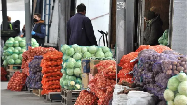 Коли ринки закрилися на карантин, виробники овочів втратили "канали" поставки своєї продукції споживачам