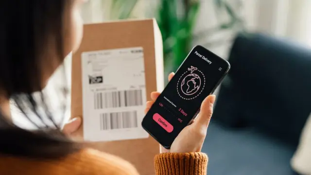 Mujer recibe producto