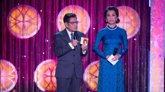 MC chương trình là nhà văn Nguyễn Ngọc Ngạn và cô Nguyễn Cao Kỳ Duyên
