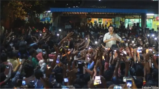 जनता के बीच कमल हासन