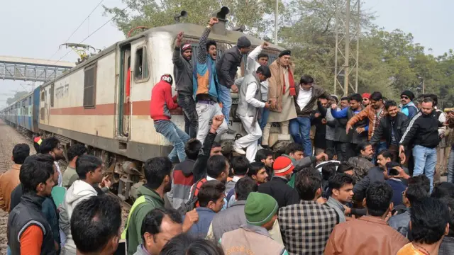 मथुरा में फ़िल्म पद्मावत का विरोध कर रहे लोगों ने ट्रेन रोक ली