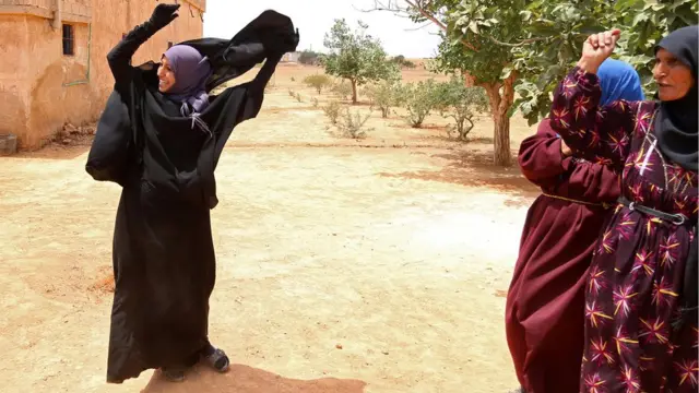 سوريات يرقصن