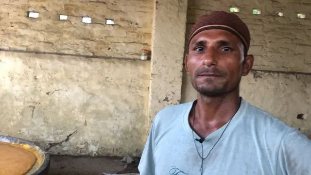 मोहम्मद मौसम देवेंद्र सिंह के कोल्हू पर मज़दूरी करते हैं