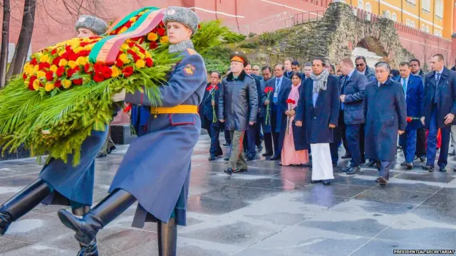 ජනපති ඇතුළු දූත පිරිස නාඳුනන සොල්දාදුවාගේ ස්මාරකය හමුවේ