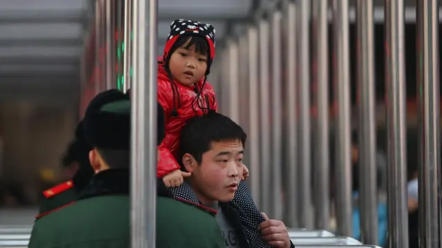 চীনে মানুষ কতটা আর্থিক ও পারিবারিক চাপের মধ্যে আছে তা নিয়ে সোশ্যাল মিডিয়ায় ব্যাপক আলোচনা চলছে