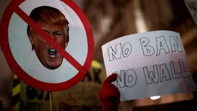 ડોનાલ્ડ ટ્રમ્પ સામે વિરોધ નોંધાવતું પોસ્ટર