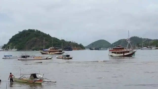 Kapal-kapal yang mengangkut wisatawan di Labuan Bajo.
