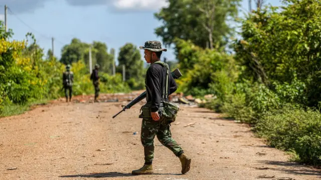 সোথে এলাকার একটি সড়ক পাহাড়া দিচ্ছে মিয়ানমারের সৈন্যরা