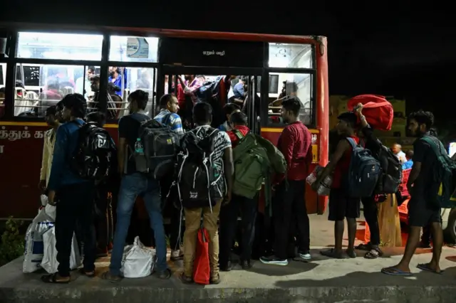 భాగమతి ఎక్స్‌ప్రెస్ ప్రయాణికులు