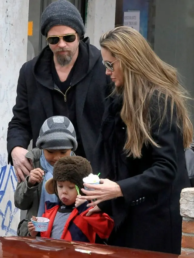 Анджеліна Джолі та Бред Пітт з дітьми