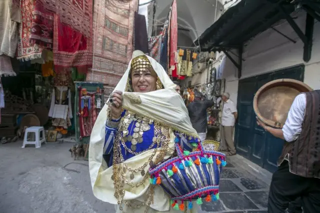 Des femmes tunisiennes vêtues de vêtements traditionnels se rassemblent dans la capitale, Tunis.