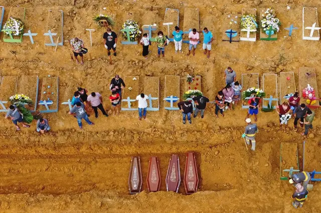 مراسم دفن في مقبرة سيدة أباريسيدا، في مدينة ماناوس، عاصمة ولاية الأمازون، شمال البرازيل