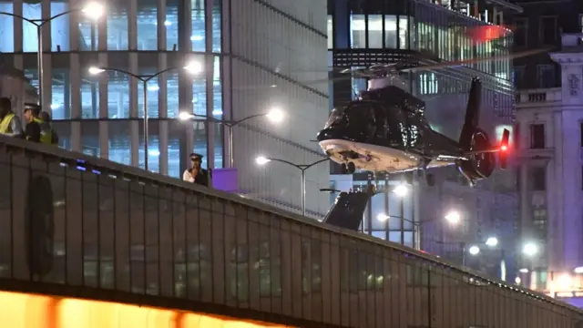 เฮลิคอปเตอร์ลงจอดบนสะพานลอนดอนบริดจ์จุดที่คนร้ายขับรถตู้สีขาวพุ่งชนคนเดินเท้า