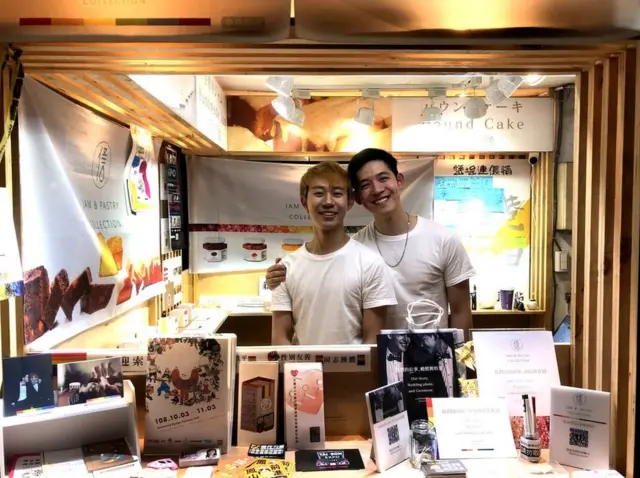 31歲的澳門人梁展輝與台灣伴侶、28歲的丁則言交往近五年，想登記結婚卻被台灣政府拒於門外。