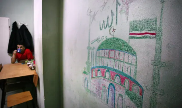 Комната чеченского беженца в лагере беженцев в деревне Дебак, недалеко от Варшавы, 16 января 2008 года