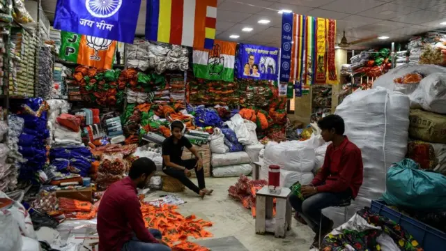 লোকসভা নির্বাচনের আগে দলীয় পতাকা তৈরিতে ব্যস্তু দিল্লির কারিগররা।