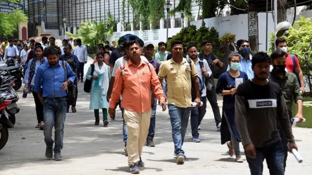 సివిల్స్ పరీక్షకు హాజరవుతున్న అభ్యర్థులు